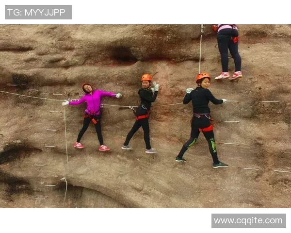 重庆攀岩队的灵活性揭秘：挑战极限与团队协作的完美结合