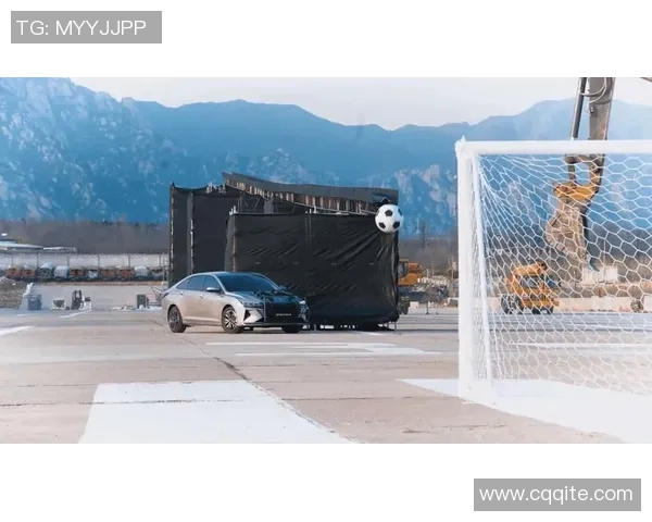 重庆与大连激战正酣足球盛宴引发球迷热情高涨