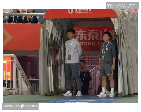 山东与华夏之战裁判争议引发黑哨质疑球迷怒斥判罚不公